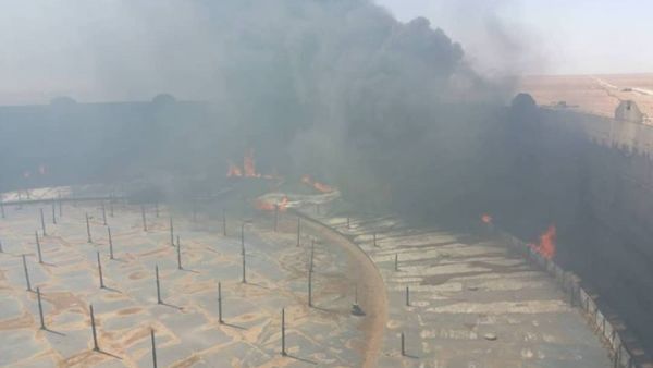 الوطنية الليبية قالت إن النيران اشتعلت جراء هجوم مسلح على الخزان 