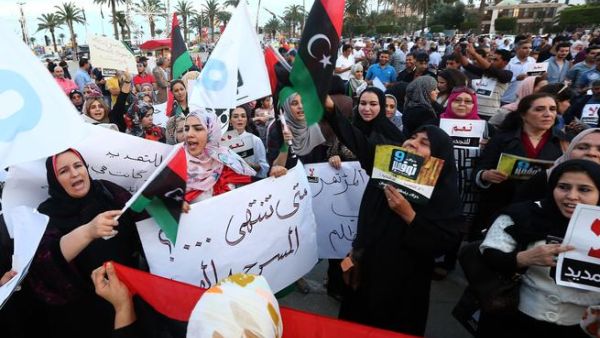 ليبيون يرفعون شارة النصر 