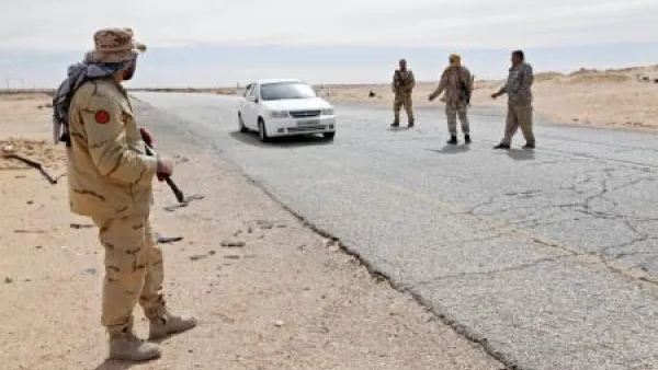 جنود ليبيون في نقطة تفتيش بالقرب من مدينة سرت 
