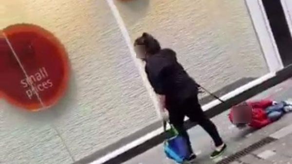 امرأة تجرّ طفلها بوحشية في الشارع