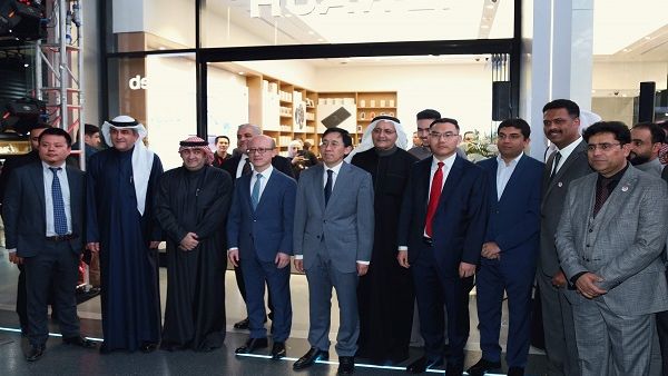 السيد جين جياو، رئيس مجموعة هواوي لأعمال المستهلكين في منطقة الشرق الأوسط وأفريقيا يتوسط الحضور