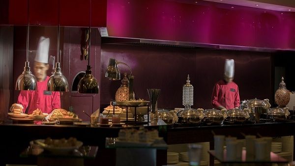 يدعو الفندق ضيوفه للاستمتاع ببوفيه عشاء مفتخر في مطعمه الشهير ليمون بيبير