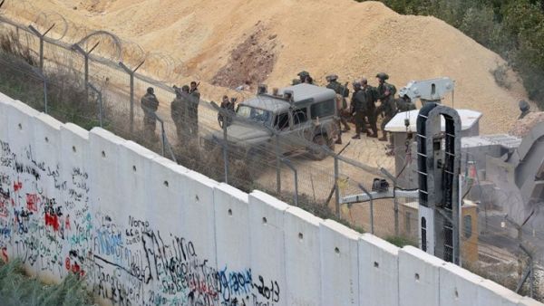 الجيش الإسرائيلي يطالب اللبنانيين فوق "أنفاق" حزب الله بالرحيل