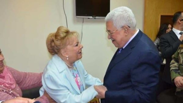 الرئيس محمود عبّاس أثناء زيارته للفنانة المصرية نادية لطفي في مستشفى المعادي العسكري في مصر