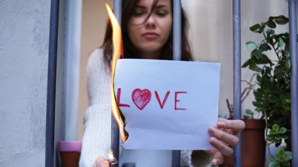 إنهاء العلاقات العاطفية ليس أمر سهلاً خاصة في حالة الانفصال رغم وجود حب بين الطرفيين إنهاء العلاقات العاطفية ليس أمر سهلاً خاصة في حالة الانفصال رغم وجود حب بين الطرفيين