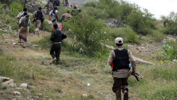 Fighters loyal to Abd Rabbuh Mansur Hadi march toward a hilltop position in Taiz on August 18, 2016. (AFP/Ahmad Al-Basha)