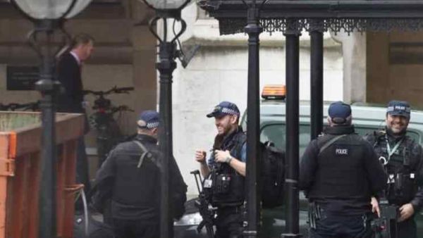 الشرطة البريطانية تفحص مادة مريبة عند مبنى البرلمان
