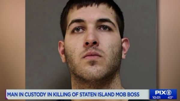 فرانكي أومض بشعارات مؤيدة لترامب مكتوبة على يده اليسرى في اتجاه الصحفيين