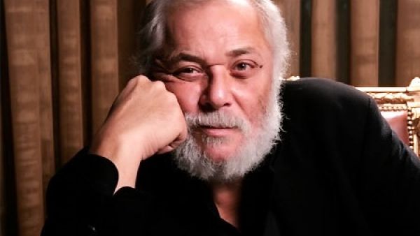 نجل محمود عبد العزيز ينفي وفاة والده