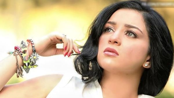  الفنانة مي عز الدين 