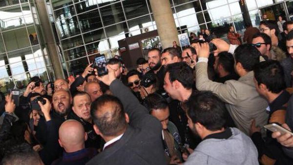 لحظة استقباله في المطار
