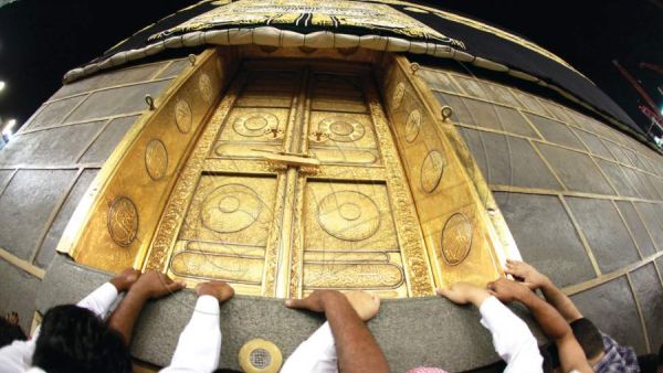 استغرق تنفيذ الباب عامين على يد الصائغ أحمد إبراهيم بدر بمكة المكرمة