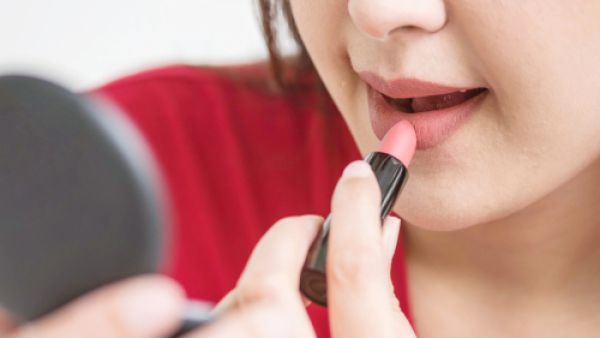 يفضل استخدام ألوان قلم الفم الداكنة وخصوصاً البني