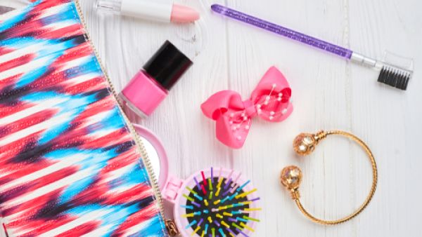 حقيبتك الخاصة بمكياجك اليومي (shutterstock.com)
