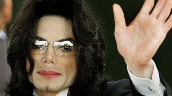 بحسب وسائل إعلام أمريكية، فإن مؤدي الأغنية هو الجنوب أفريقي زين بيكا