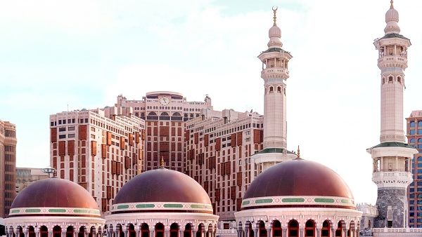 يُعدّ فندق مكة ميلينيوم الذي يتكون من 614 غرفة وجناحاً مثالًا يحتذى به للإبتكار والضيافة العربية الأصيلة. يُعدّ فندق مكة ميلينيوم الذي يتكون من 614 غرفة وجناحاً مثالًا يحتذى به للإبتكار والضيافة العربية الأصيلة.