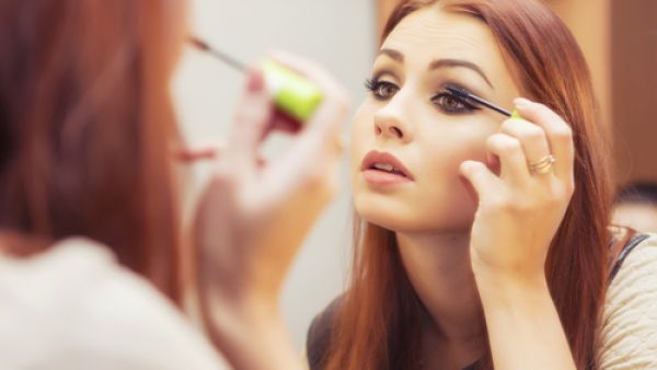 إذا كنت ذات عينين بارزتين فابتعدي عن الألوان الصارخة