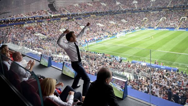 هل يستثمر ماكرون فوز فرنسا بكأس العالم لاستعادة شعبيته ومكانة بلاده الدولية؟