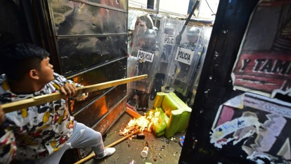 عشرات الجرحى في المكسيك في اشتباكات خلال إخلاء مخيّم