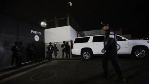 كتب على السيارة التي وجدت على الطريق السريع، "رسالة مخدرات"  