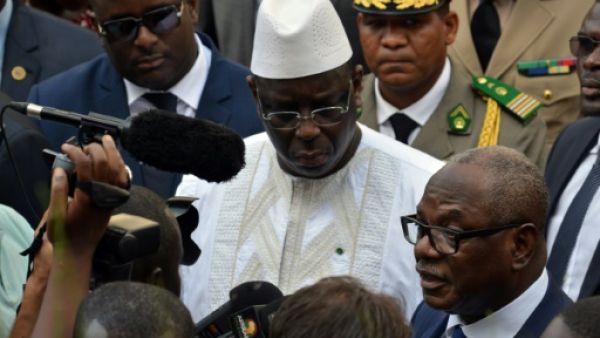 الرئيسان المالي ابراهيم بوبكر كيتا (يمين) والسنغالي ماكي سال يتحدثان للصحفيين في فندق راديسون بلو في باماكو
