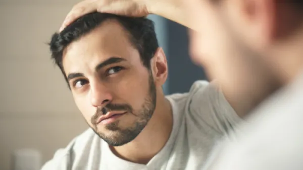 لا تقتصر فكرة تطويل وتكثيف الشعر على النساء فقط

