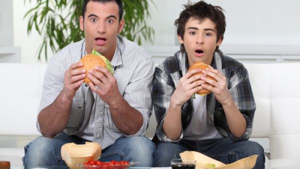 الوجبات السريعة وبخاصة البيتزا والبرغر تحتوي على سعرات حرارية ودهون مشبعة
 الوجبات السريعة وبخاصة البيتزا والبرغر تحتوي على سعرات حرارية ودهون مشبعة