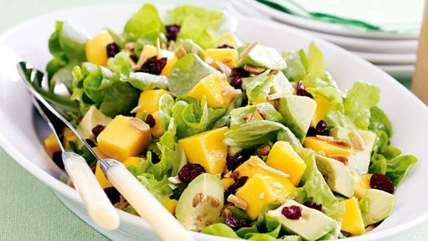 سلطة الخضراوات المشكلة مع المانغو الساخنة (shutterstock.com)