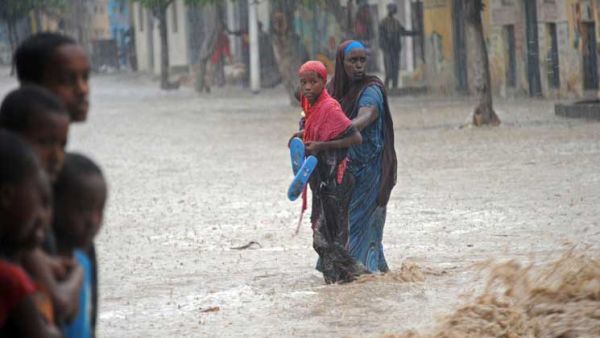 إطلاق نار متقطع عند فندق في مقديشو بعد يوم من هجوم لحركة الشباب
