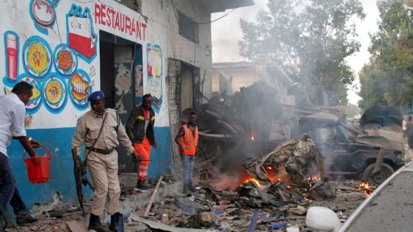 مقتل 25 شخصاً على الأقل إثر انفجار سيارتين مفخختين قرب فندق بمقديشو
