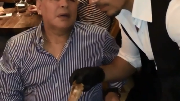 مارادونا مع الشيف نصرت (instagram.com/nusr_et)