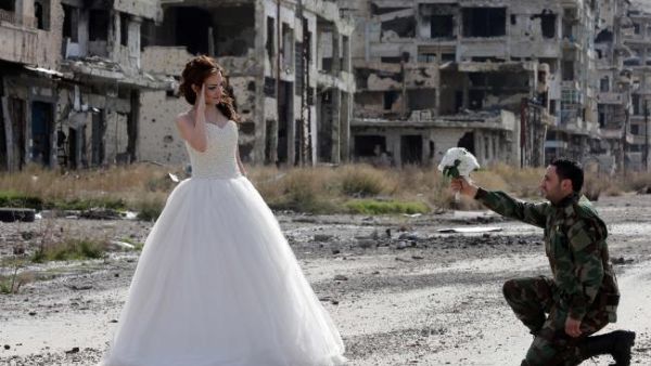 Newly-wed Syrian couple Nada Merhi and Hassan Youssef pose for a wedding picture. (AFP/Joseph Eid)