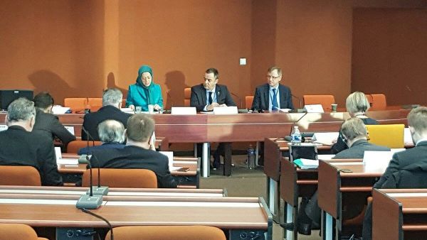  الاجتماع الرسمي لكتل الحزب الشعبي الأوروبي (الكتلة الأكثر تمثيلا) والليبراليين الديموقراطيين وتحالف اليسار الاوروبي