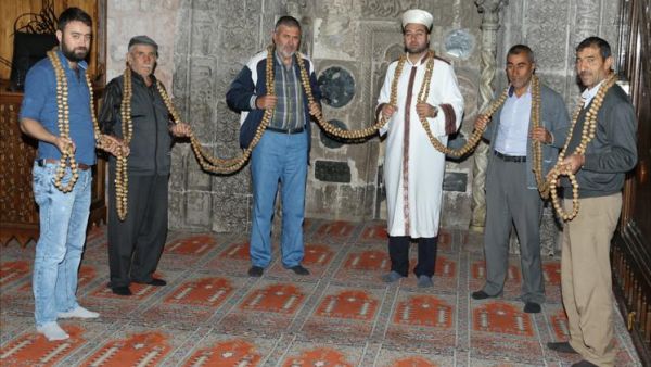 "مسبحة تركية" تجذب المصلين في أيام شهر رمضان المبارك..صور