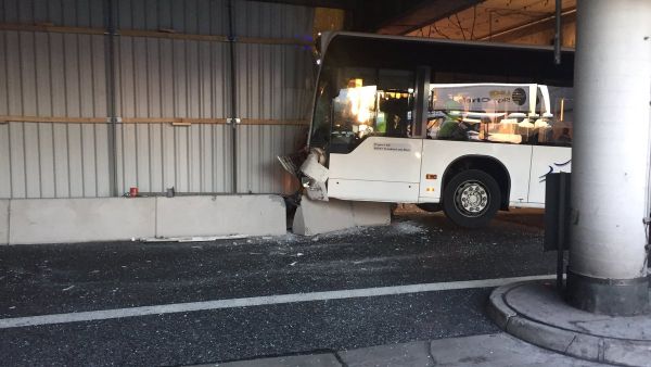  3 أشخاص جروحهم خطيرة ومن بينهم سائق عربة نقل الأمتعة