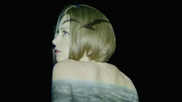 الجمور مستاء من تعريها بفيلمها الجديد و منة شلبي ترد