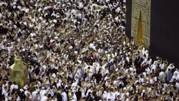 معتمرون يطوفون حول الكعبة بمكة المكرمة
