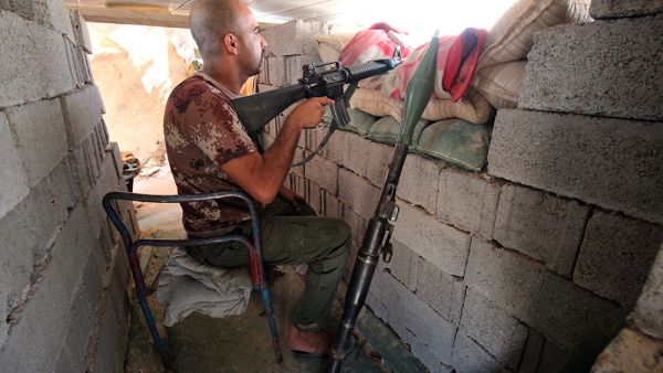 A member of the Iraqi forces guards a look-out point during clashes with Daesh in the province of Anbar, August 2015. (AFP/Haidar Mohammed Ali)