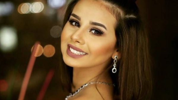 الفنانة الشابة منة عرفة