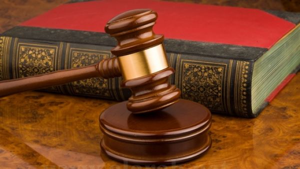 قاض بمحكمة  يقبًل يد متهم مثل أمامه في الاردن