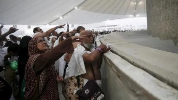 حجاج يؤدون شعيرة رمي الجمرات في منى
