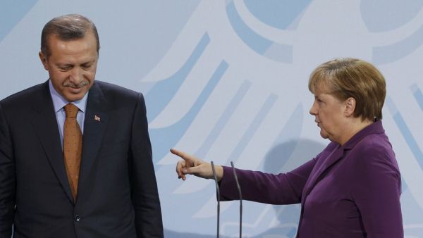 برلين تعتبر اتهام اردوغان لميركل بانتهاج ممارسات نازية "غير مقبول"
