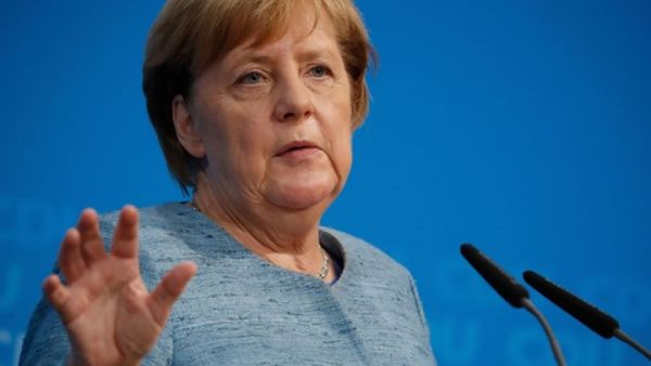 طائرة ميركل تهبط اضطراريا في مطار كولونيا