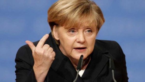 ترامب يكشف بنفسه سر عدم مصافحته ميركل
