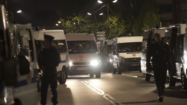 FRANCE, Trappes : French riot police stand guard in front of the police station in Trappes, a suburb of Paris, on July 21, 2013.  AFP PHOTO / MIGUEL MEDINA