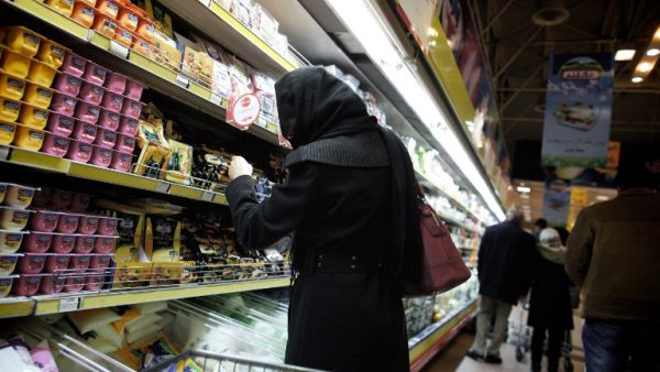 An Iranian woman shops at a supermarket in downtown Tehran. (AFP PHOTO/BEHROUZ MEHRI)