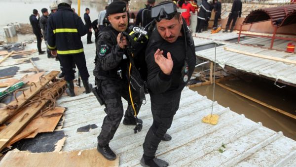 Divers belonging to an Iraqi search and rescue team try to recover the bodies, after the sinking of a floating restaurant belonging to the Lebanese Club in Baghdad. (AFP PHOTO/AHMAD AL-RUBAYE)
