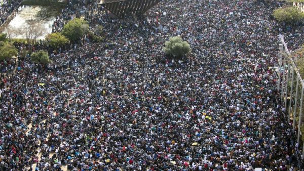 Tens of thousands of African asylum seekers hold a demonstration in Tel Aviv on January 5, 2014. [AFP]