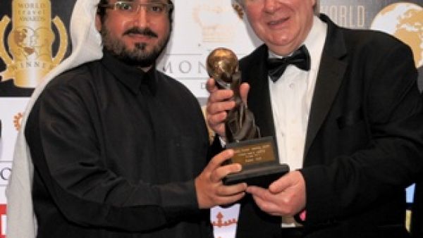 Tariq Bin Khalifa, Director, Account Management, DP World receiving the award Tariq Bin Khalifa, Director, Account Management, DP World receiving the award