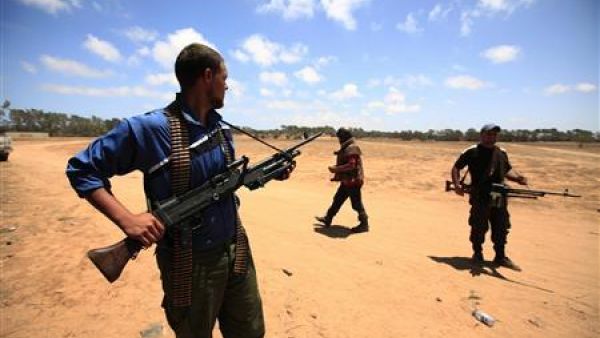 افراد من المعارضة المسلحة في الزنتان
